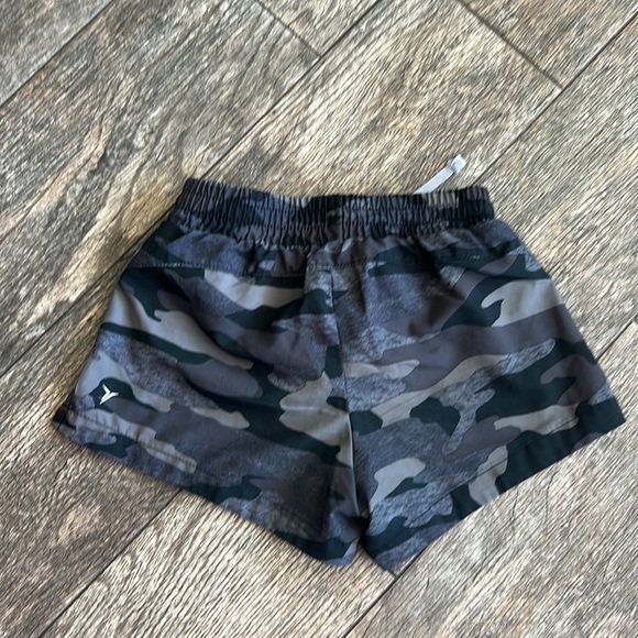 Old navy active  camouflage shorts - Picture 8 of 9